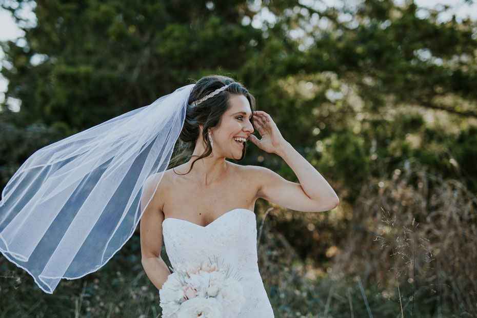 Afrodite e i consigli per la sposa per la cura dei capelli Sposa felice durante il matrimonio