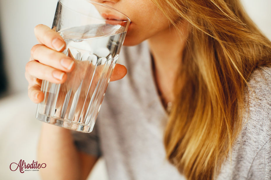 donna beve acqua