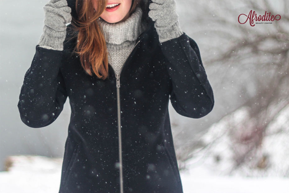 Proteggere la pelle dal freddo donna neve